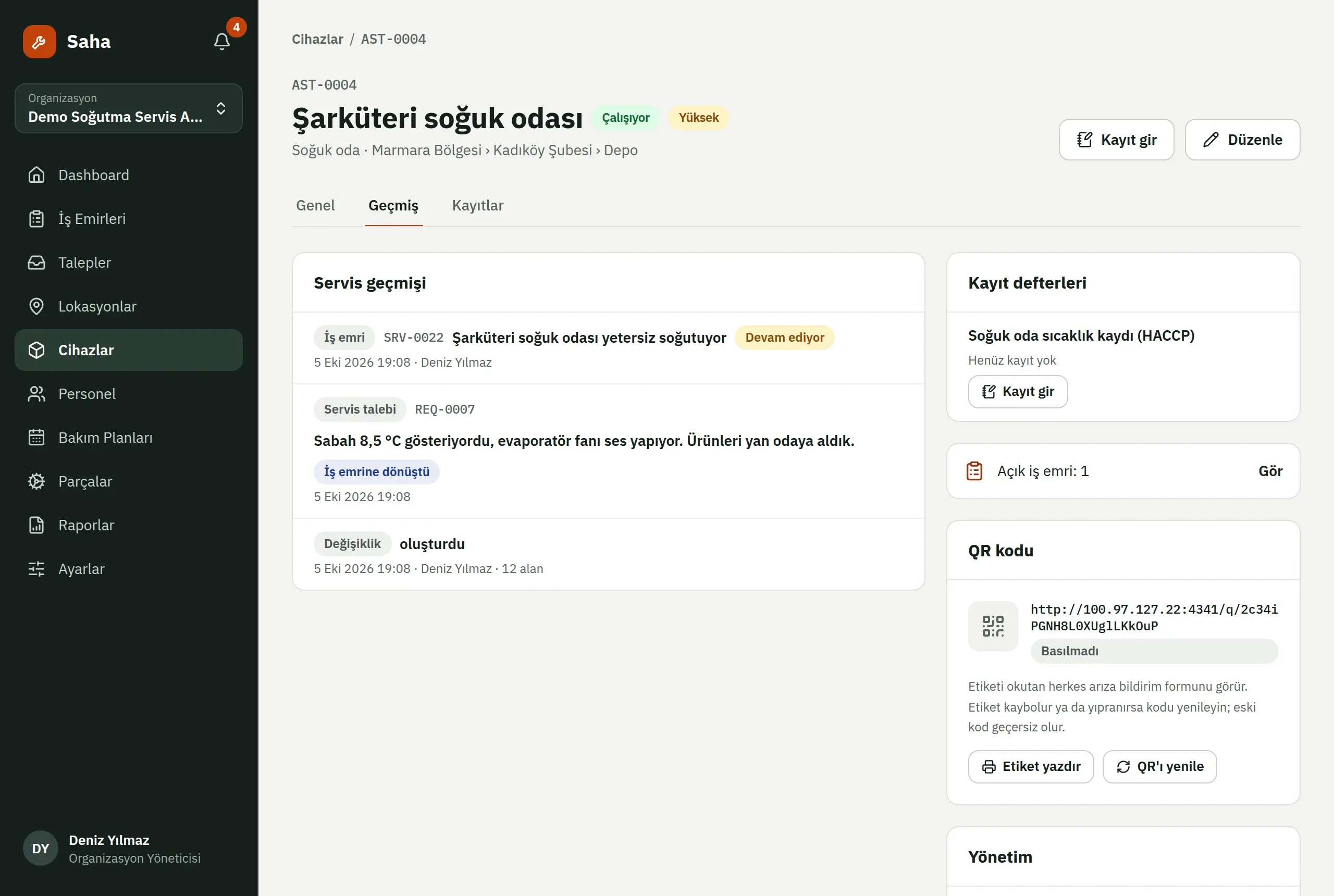 Web panelinde Şarküteri soğuk odası cihaz sayfası: servis geçmişinde iş emri, QR bildirimi ve kart değişikliği